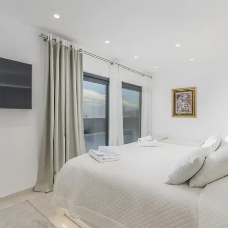 Sara For 10 People Near Novigrad With Sea View And Salt- Water Pool Vila *
